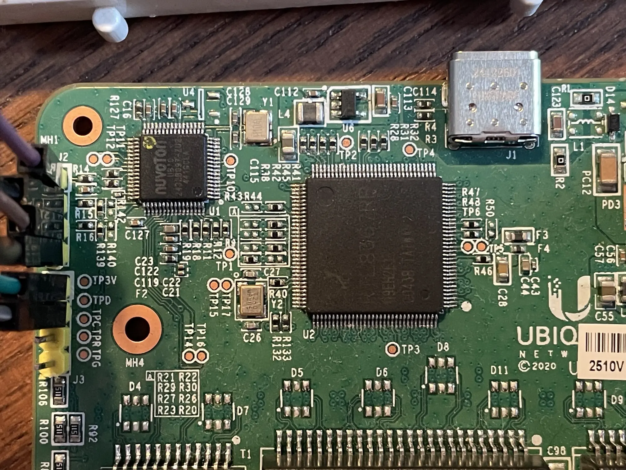 Buttom down picture of the main chips. A pin header is visible on the site.